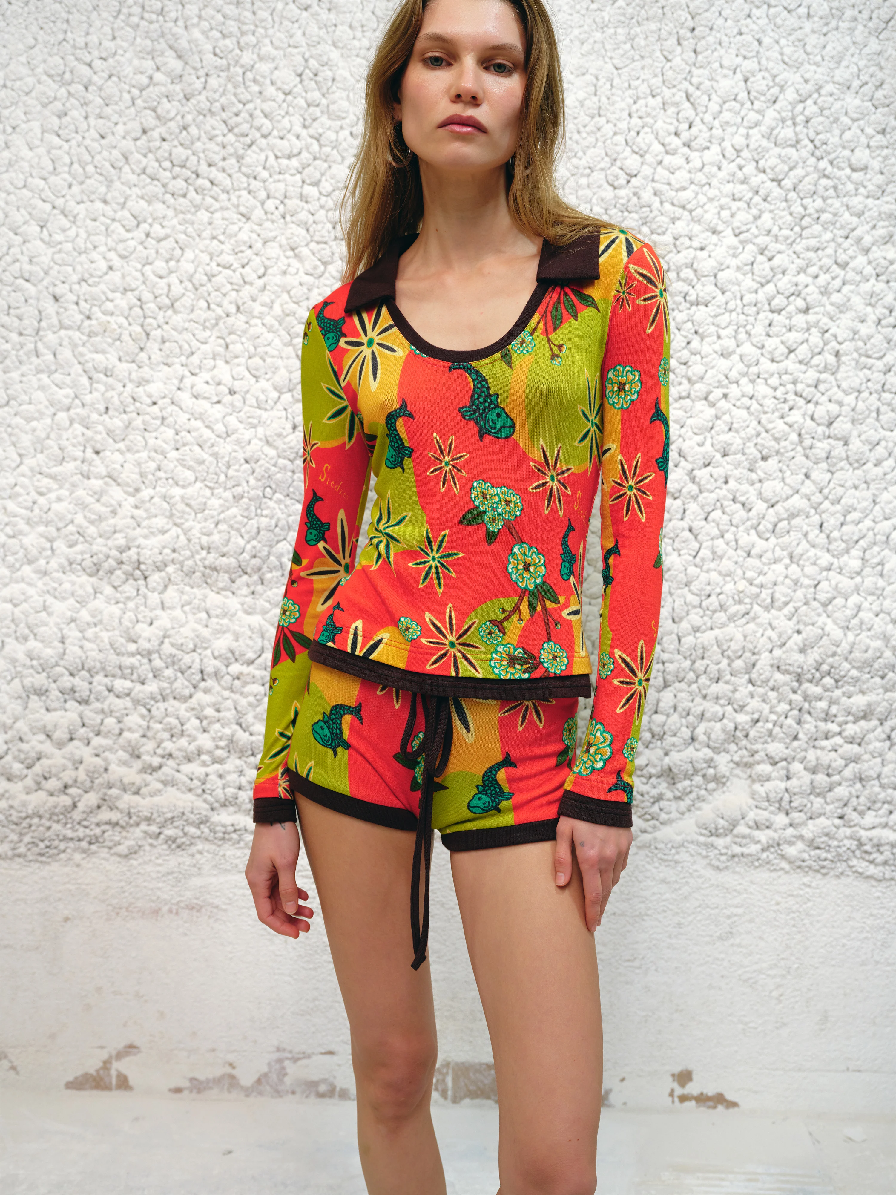 AFRA - Mini form-fitting shorts with vibrant multicolor floral pattern - Image 2