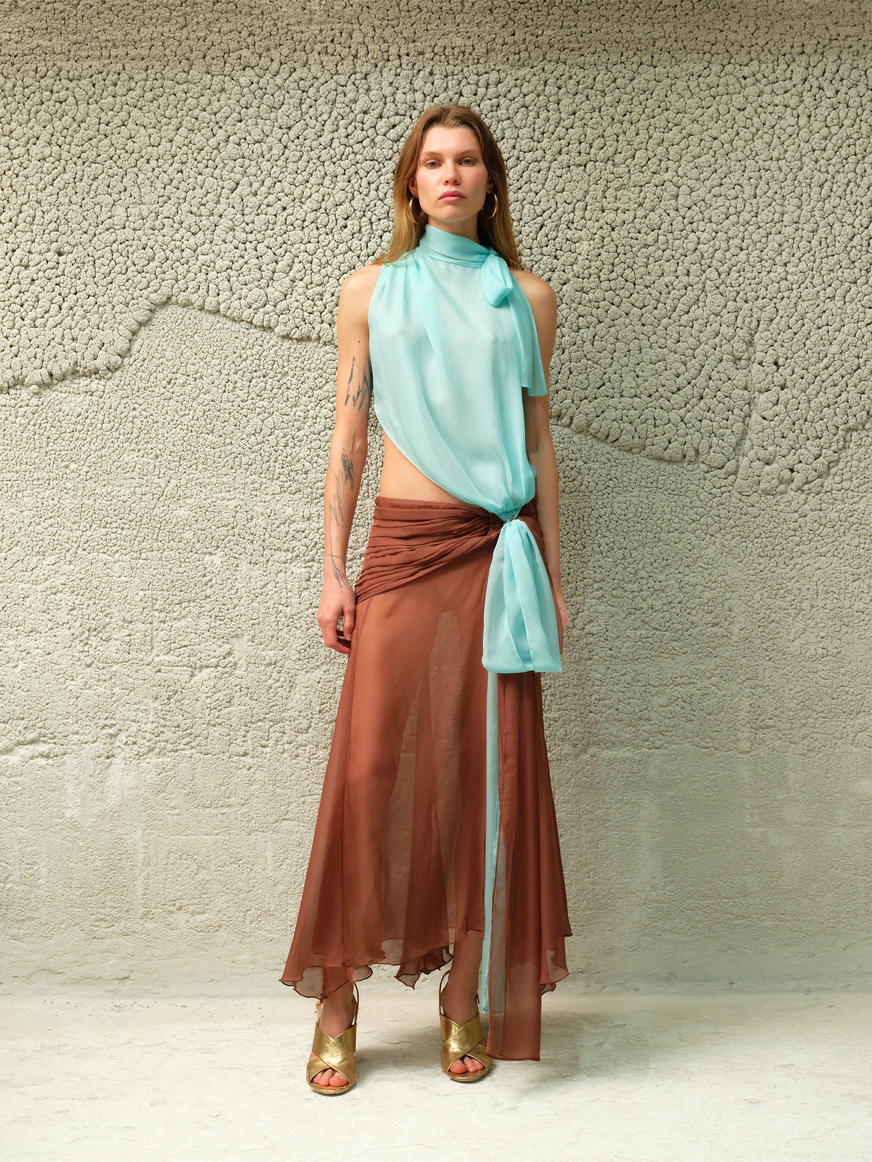 DALIA - Two-tone draped chiffon gown with bow detail - Image 2
